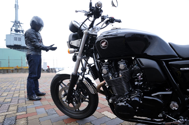 CB1100叙情インプレ編 多くを望まない溶け込む黒、覚悟を決めた顔