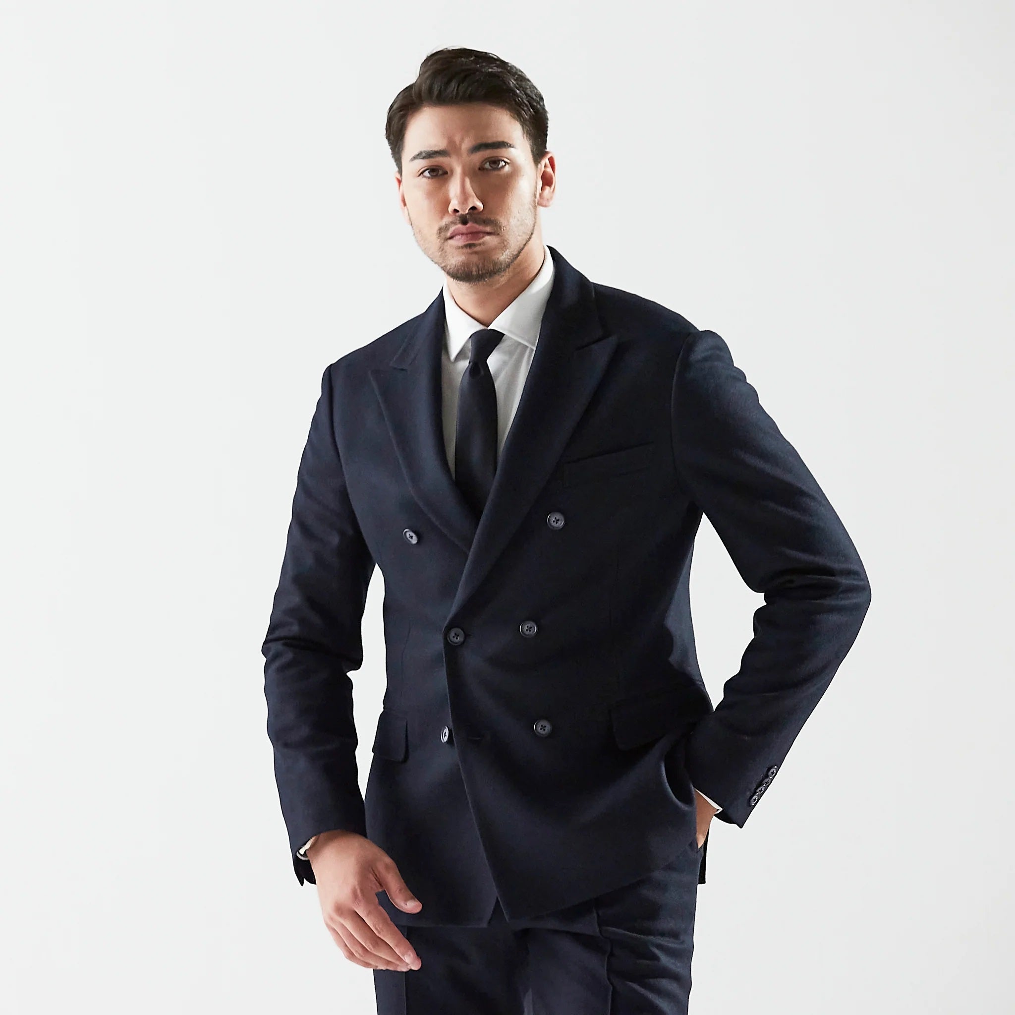 ついに「Optima 16.5 Merino Jersey」から登場した、6ボタンダブル