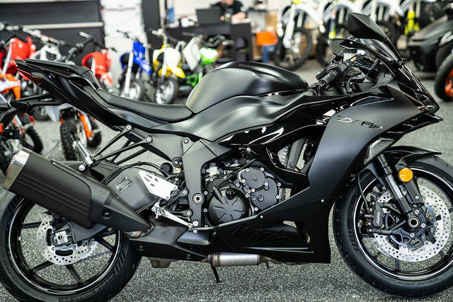 2024 Kawasaki Ninja® ZX™-6R Metallic Flat Spark Black/Ebony