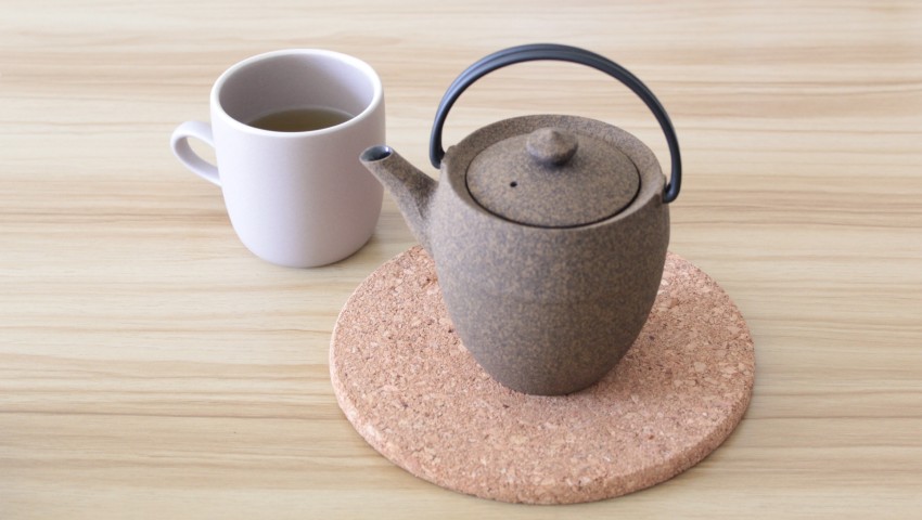 和の食卓に合う、鋳心ノ工房のティーポット。大きすぎないサイズと割れ