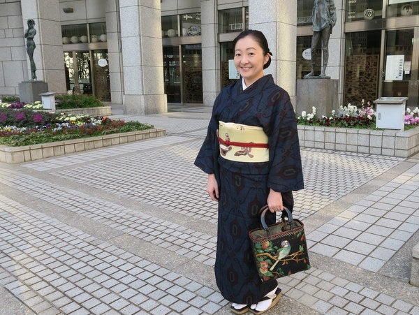舌切り雀 / 80亀甲の本場結城紬にれえすの花の舌切り雀の刺繍帯 | 朝香