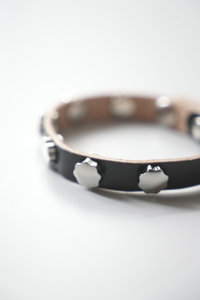 OUR LEGACY | FLOWER BRACELET / DEEP BLACK LEATHER フラワースタッズ