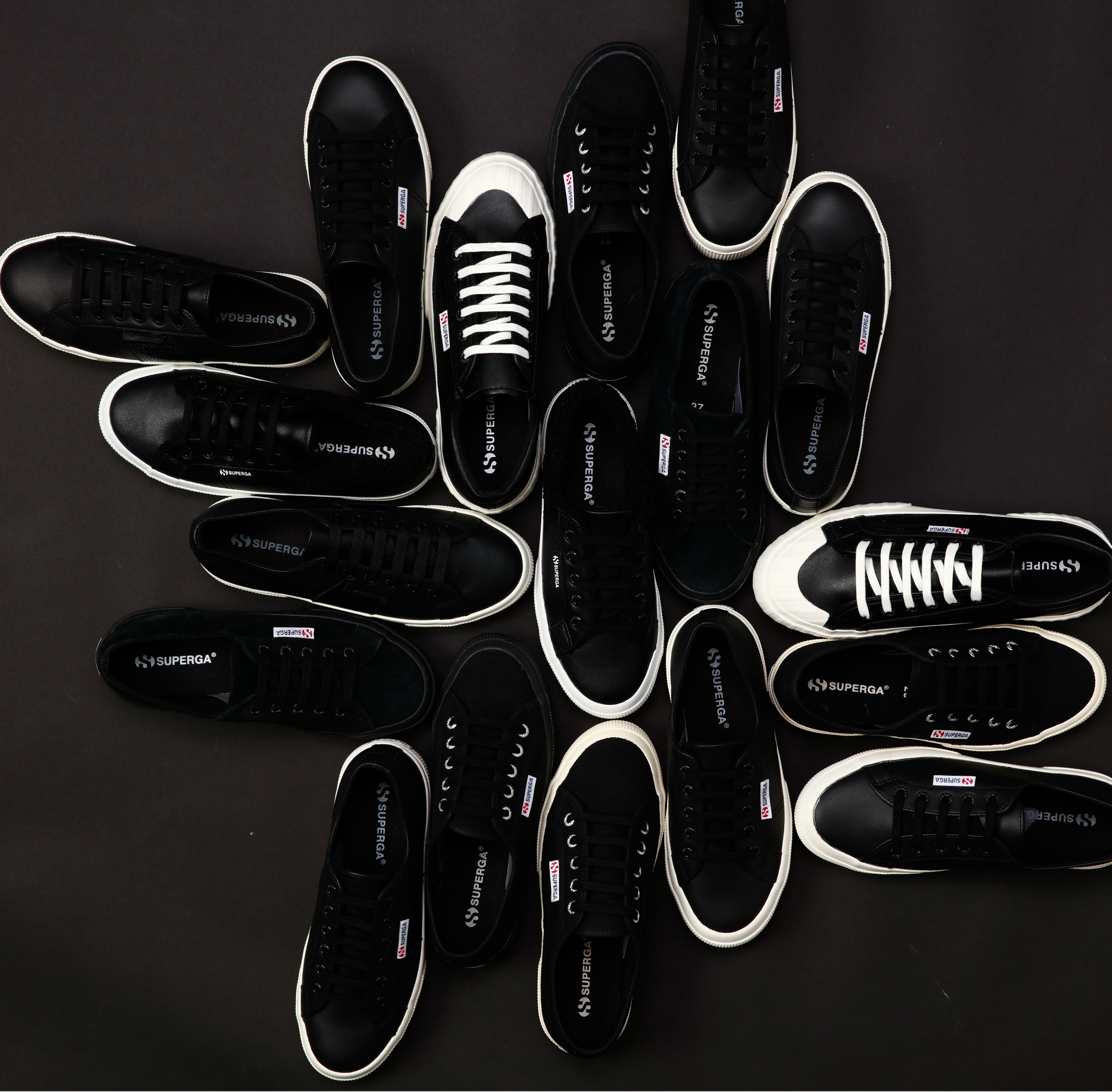 定番ブラック特集】何足あっても困らない黒スニーカー – SUPERGA