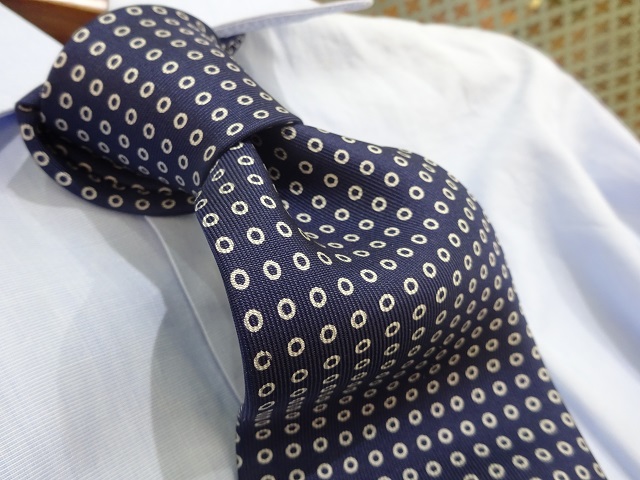 TOKYO MIDTOWN／TIES】白単色のレアネイビー小紋が入荷しております