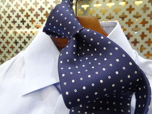 TOKYO MIDTOWN／TIES】白単色のレアネイビー小紋が入荷しております