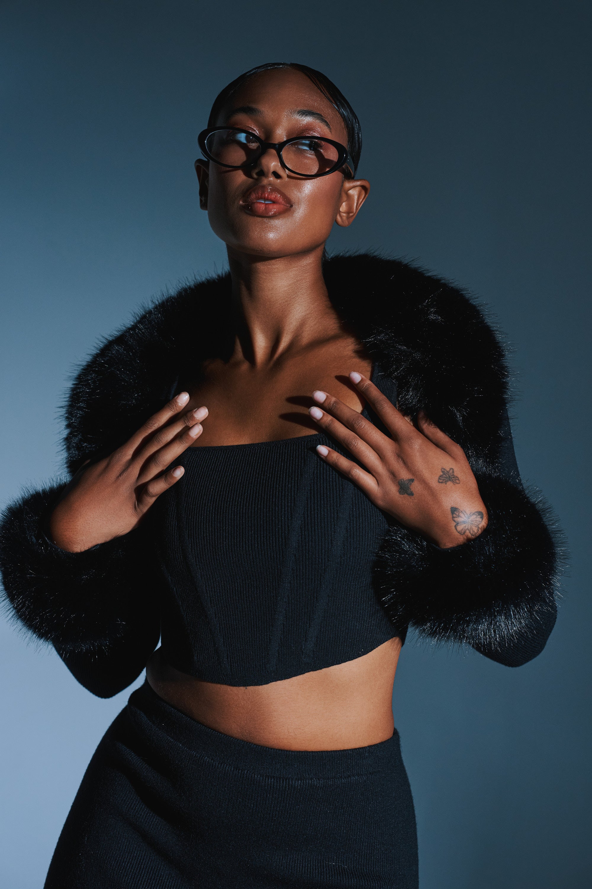 BIG MOOD FUR TRIM SHRUG IN BLACK – AKIRA