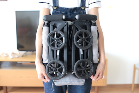 コインロッカーや自転車のカゴにも入る 超小型折りたたみ式ベビーカー