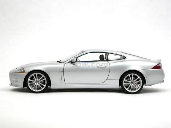 2006 Jaguar XK diecast model car 1:18 scale die cast by AUTOart