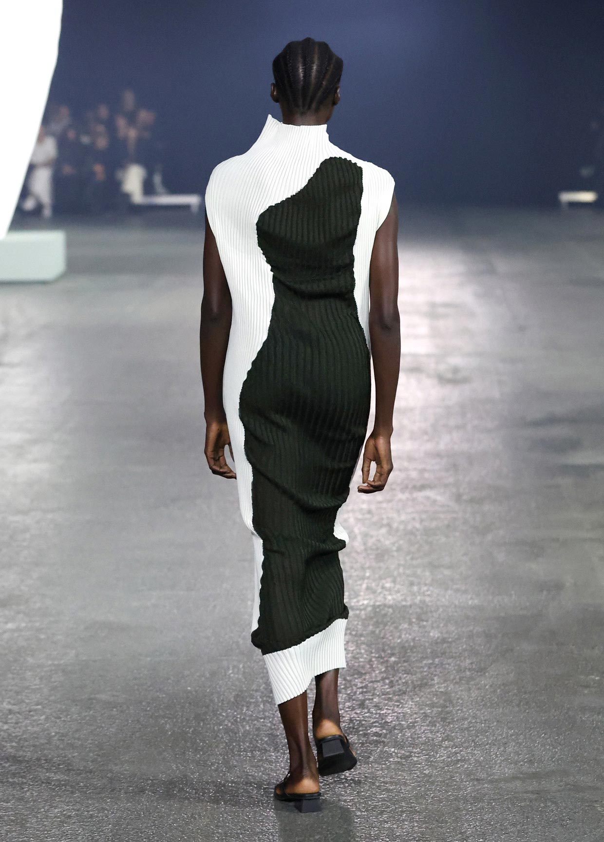 ISSEY MIYAKE SPRING SUMMER 2023 コレクション52 – isseymiyake.com