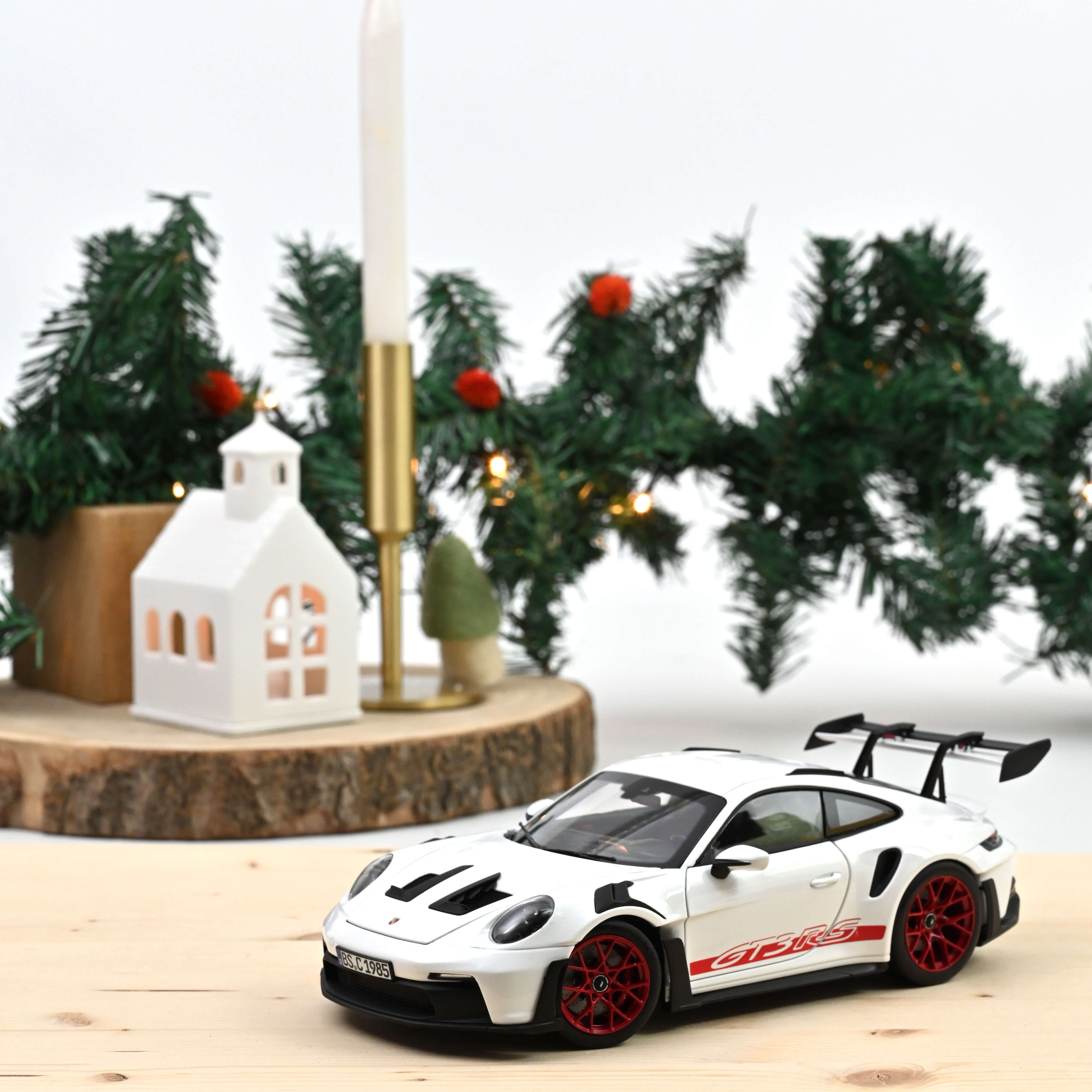 Porsche 911 GT3 RS 2022 White&Pyro red 1:18 – Norev