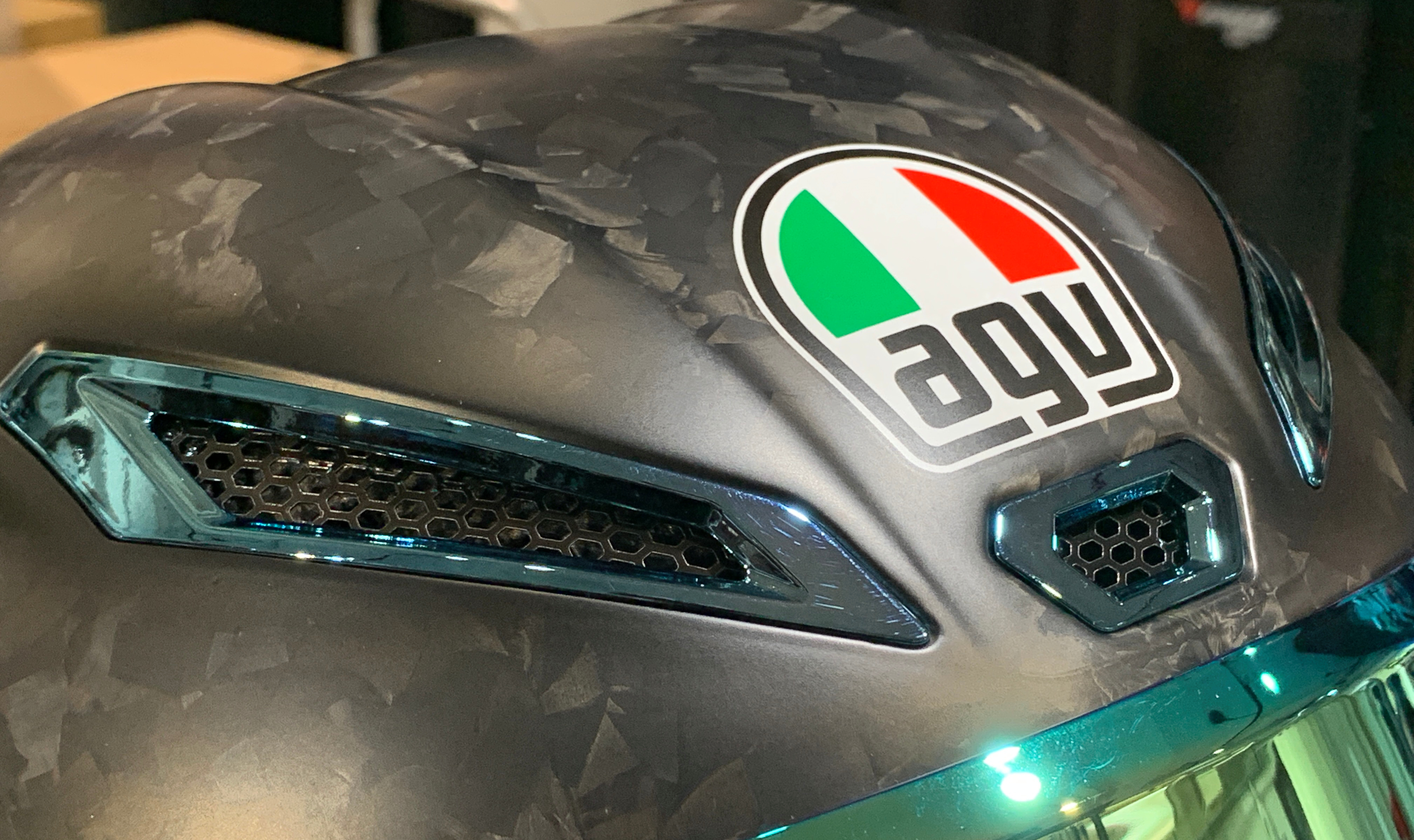 AGVのPISTA GP RRフォージドカーボンモデルの新商品が京都店に入荷