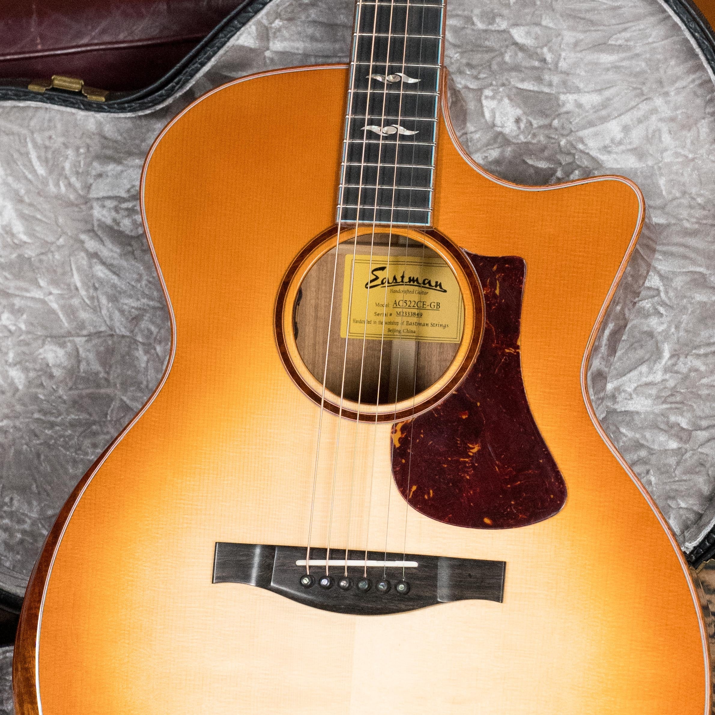 Eastman AC522CE-GB European Spruce/Mahogany Goldburst Grand Auditorium