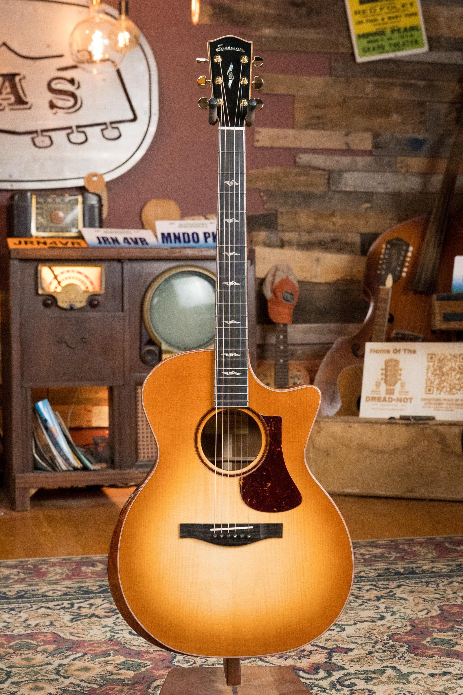 Eastman AC522CE-GB European Spruce/Mahogany Goldburst Grand Auditorium