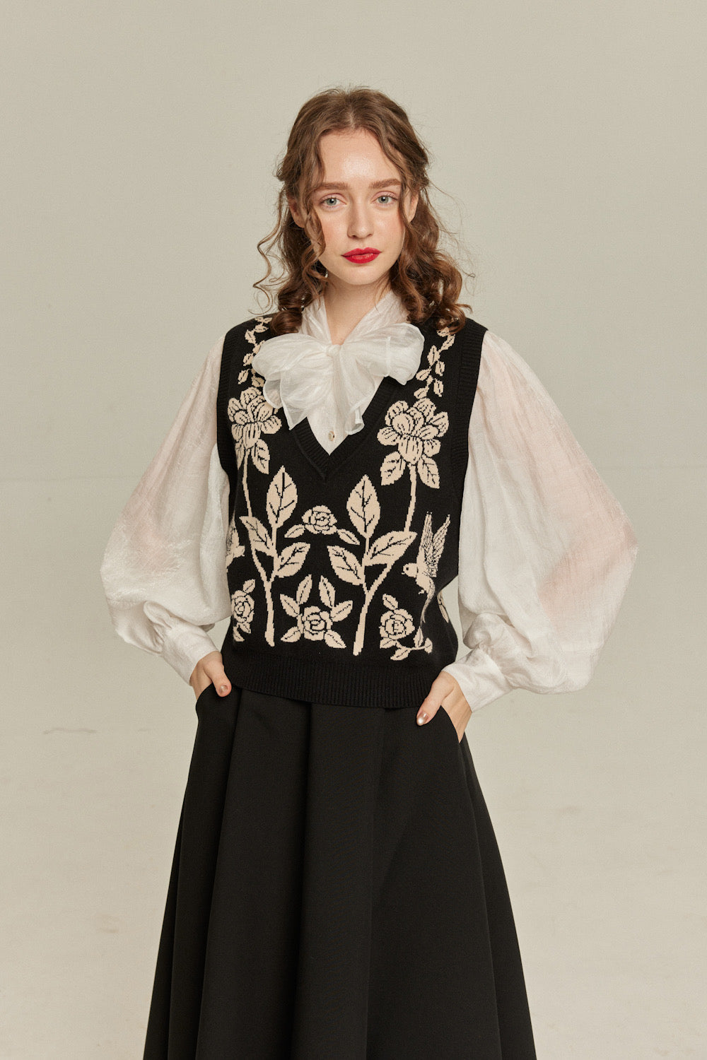 ソファーの上で飛び跳ねないで》VネックニットベストBlack – Tnewties