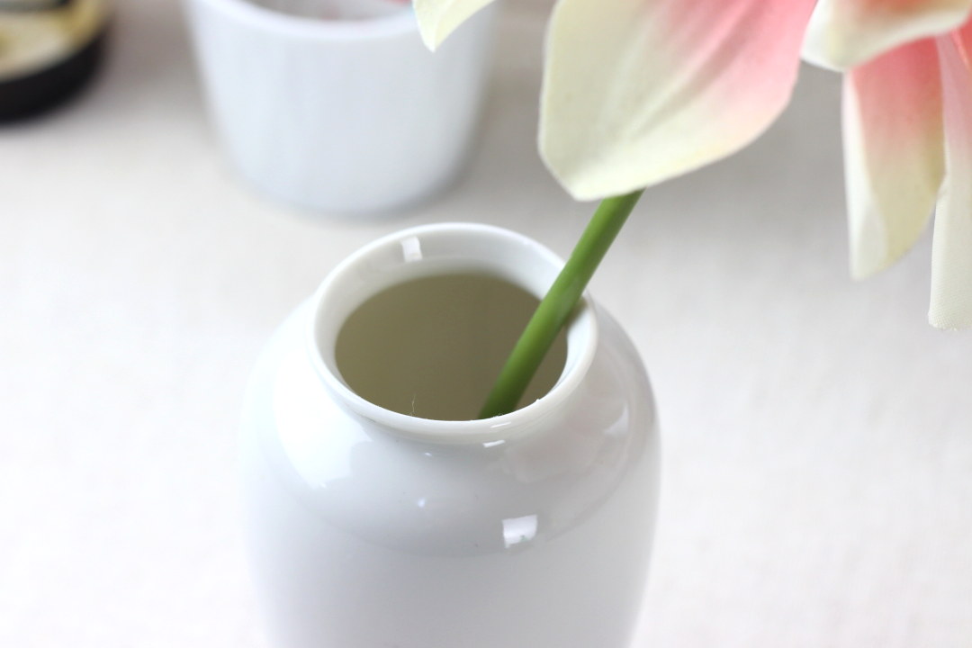 楽天市場】腰の丸い陶器製の一輪花瓶 7.5cm幅 日本製 美濃焼 花器 花瓶