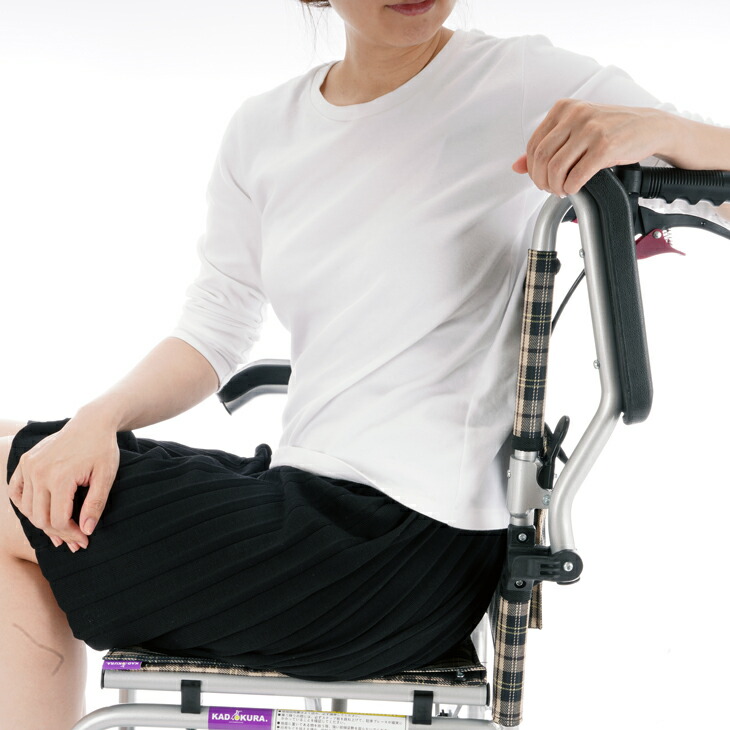 楽天市場】車椅子 コンパクト 軽量 折り畳み 介助用 簡易型 カドクラ