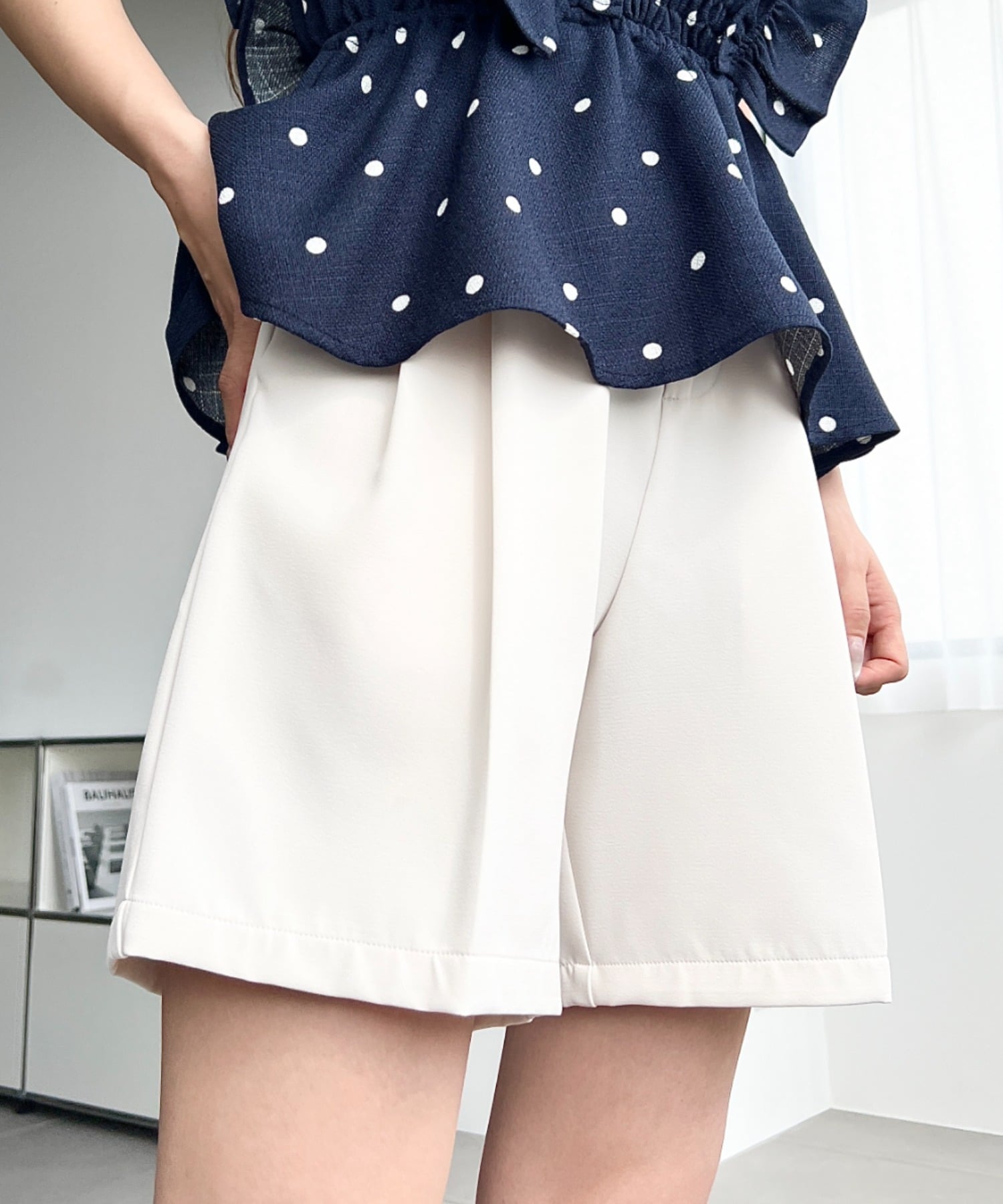 moment+｜センタープレスツータックショートパンツ | Rakuten Fashion