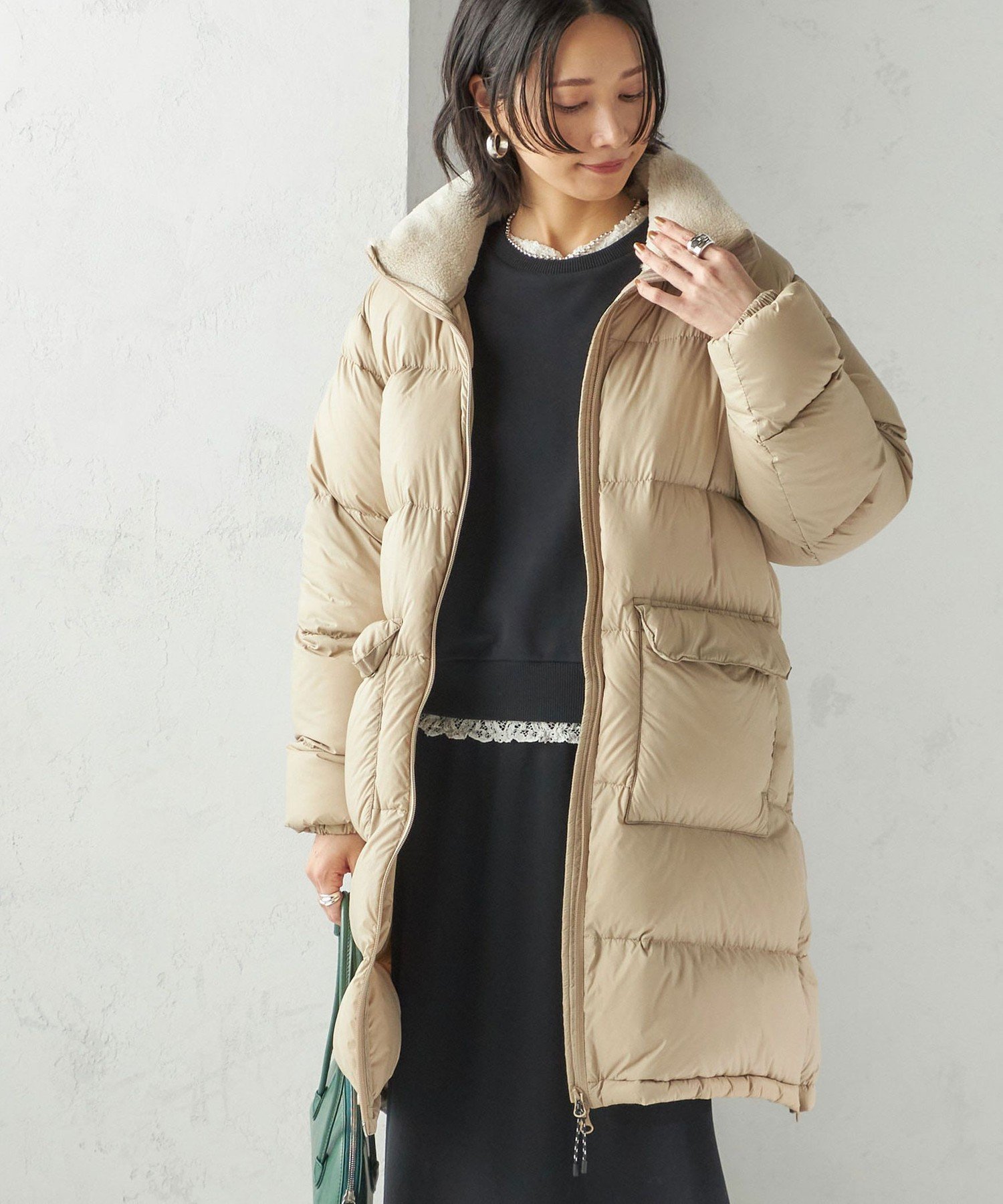 sacraraです。PLAIN PEOPLE ベージュ ダウンコート ケープホーンのエコファーがあしらわれたストレッチダウン SANTACRUZ