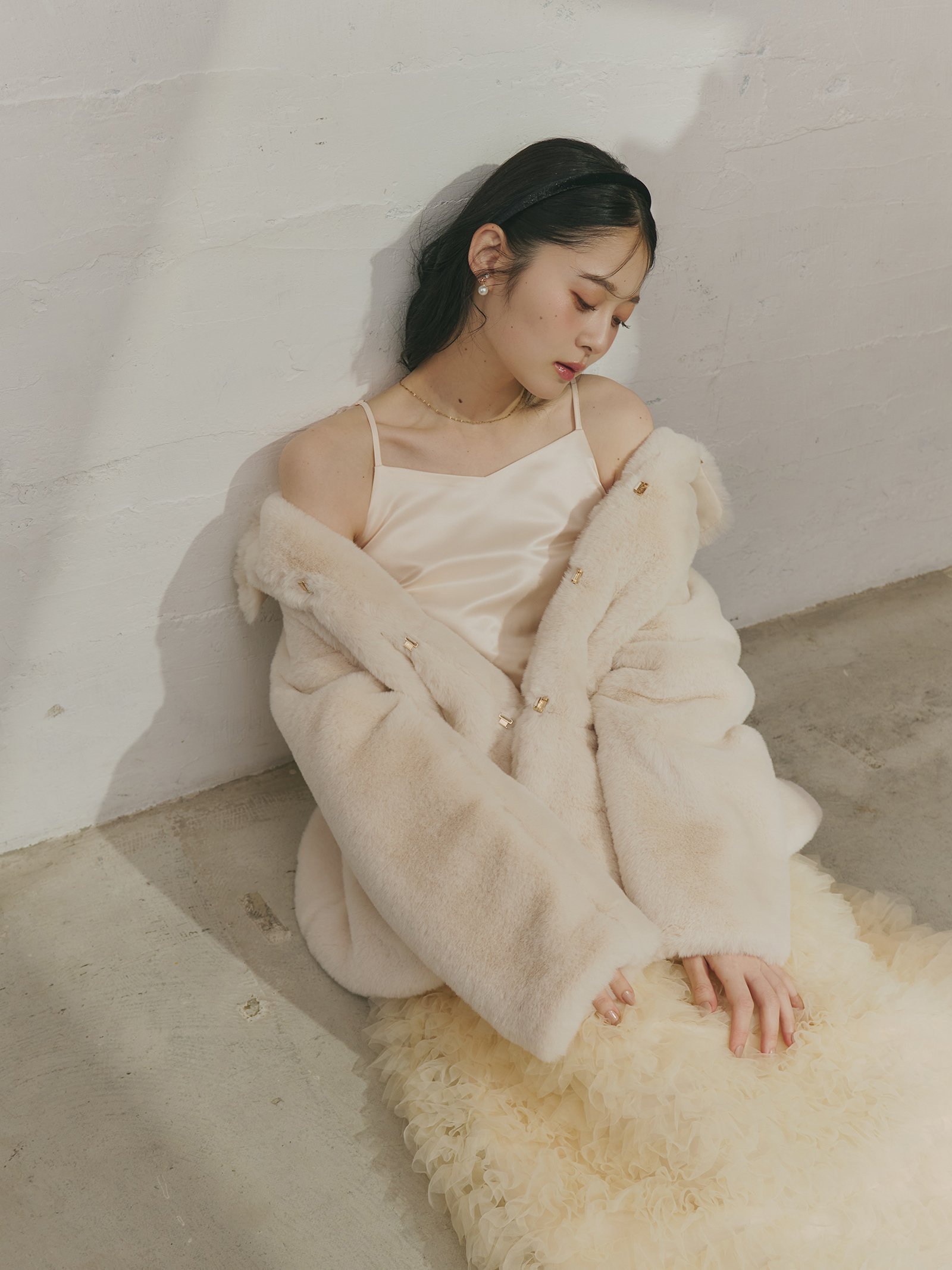 Olu.｜フラッフィーラウンドカラーペプラムファーコート | Rakuten