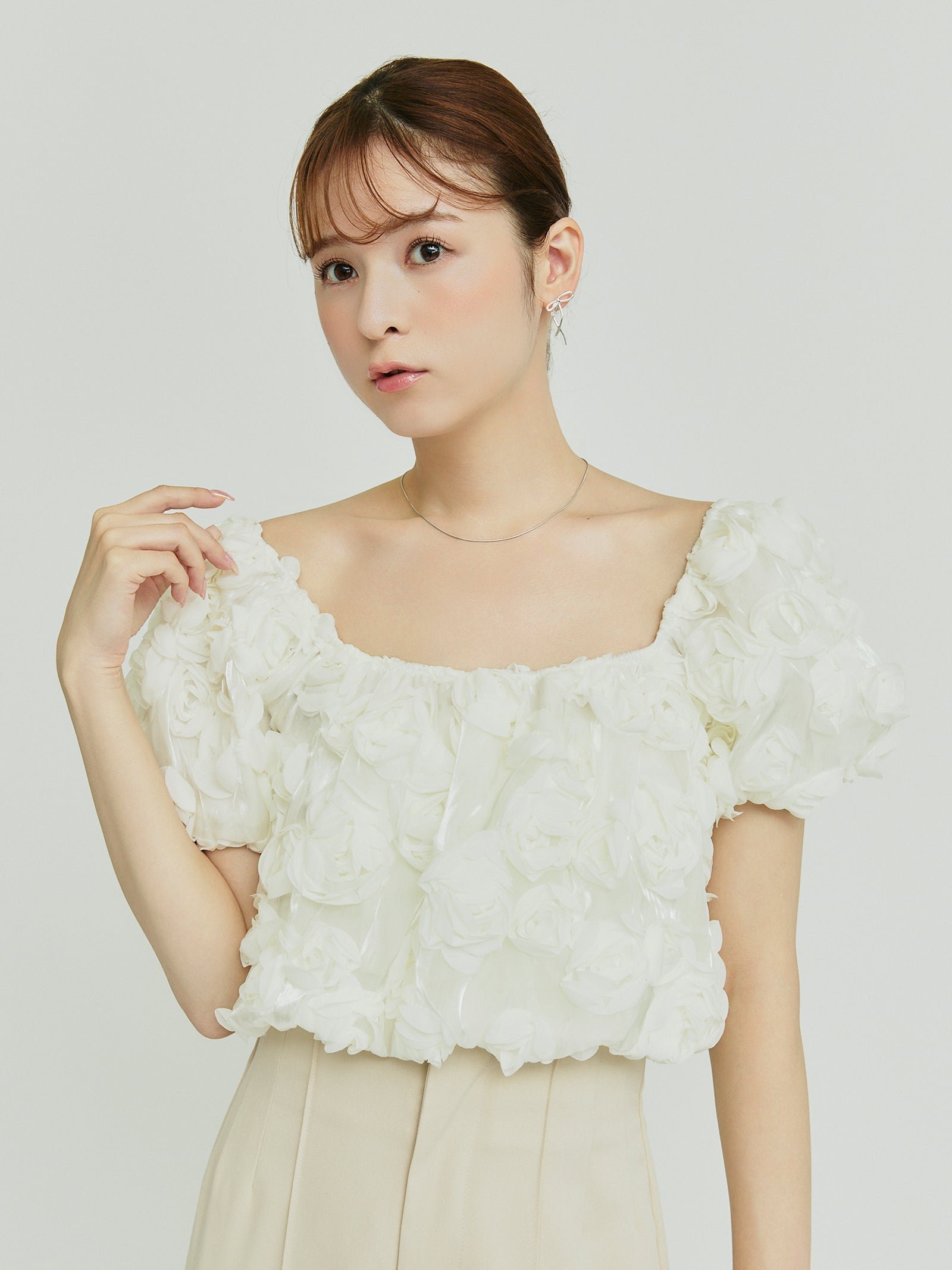 Olu.｜フラワーモチーフパフスリーブブラウス | Rakuten Fashion(楽天