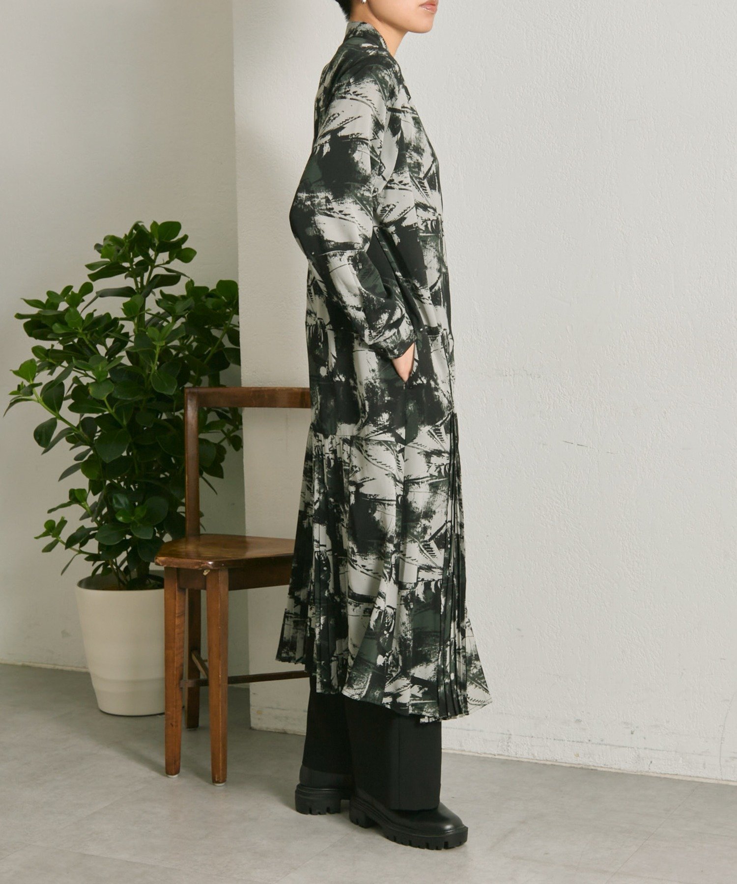 ear PAPILLONNER｜長袖斜めプリーツワンピース【SUM1 STYLE(スミ