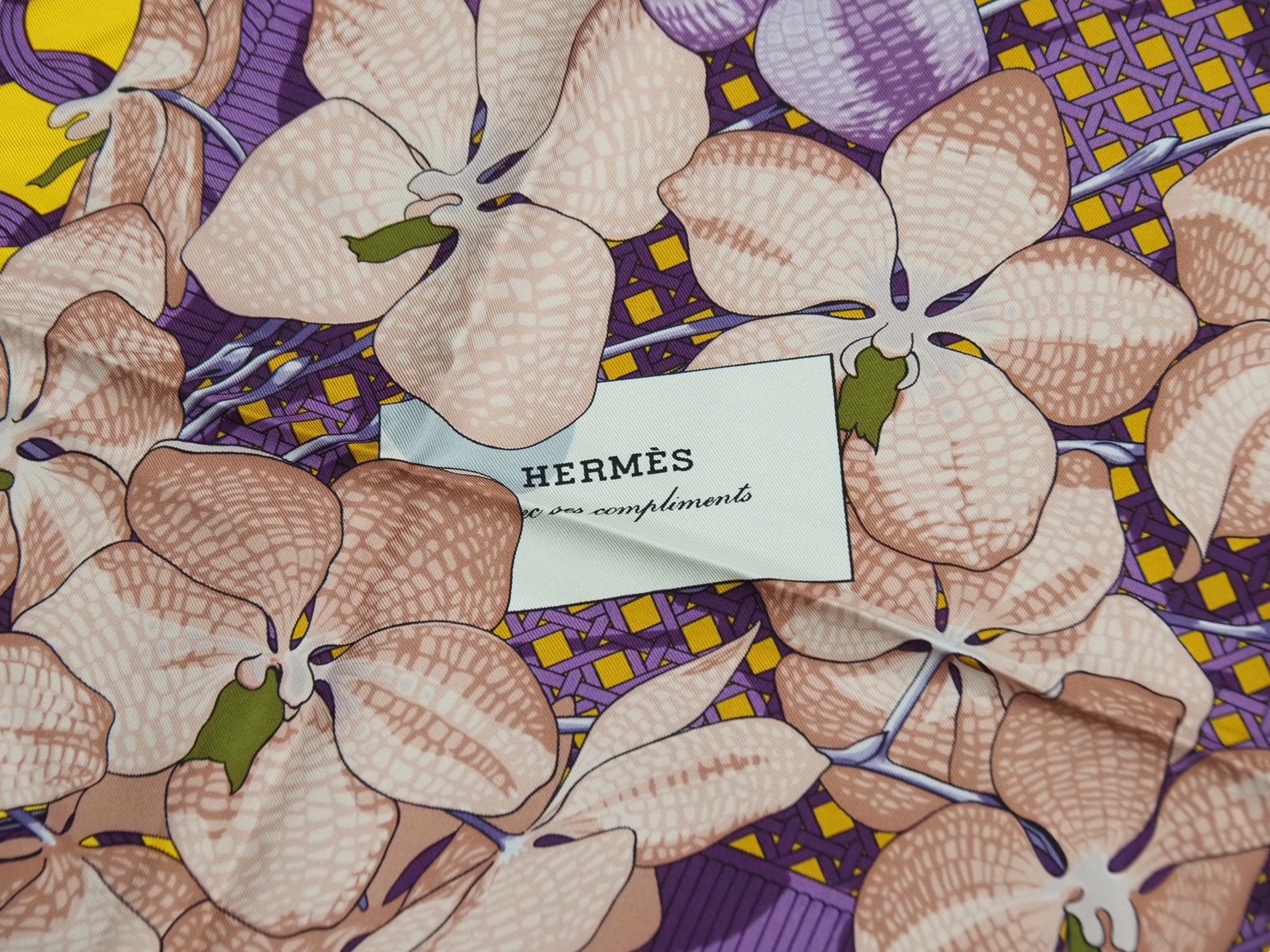 HERMES 蝶と花デザイン シルクスカーフ HERMES 蝶と花デザイン シルク