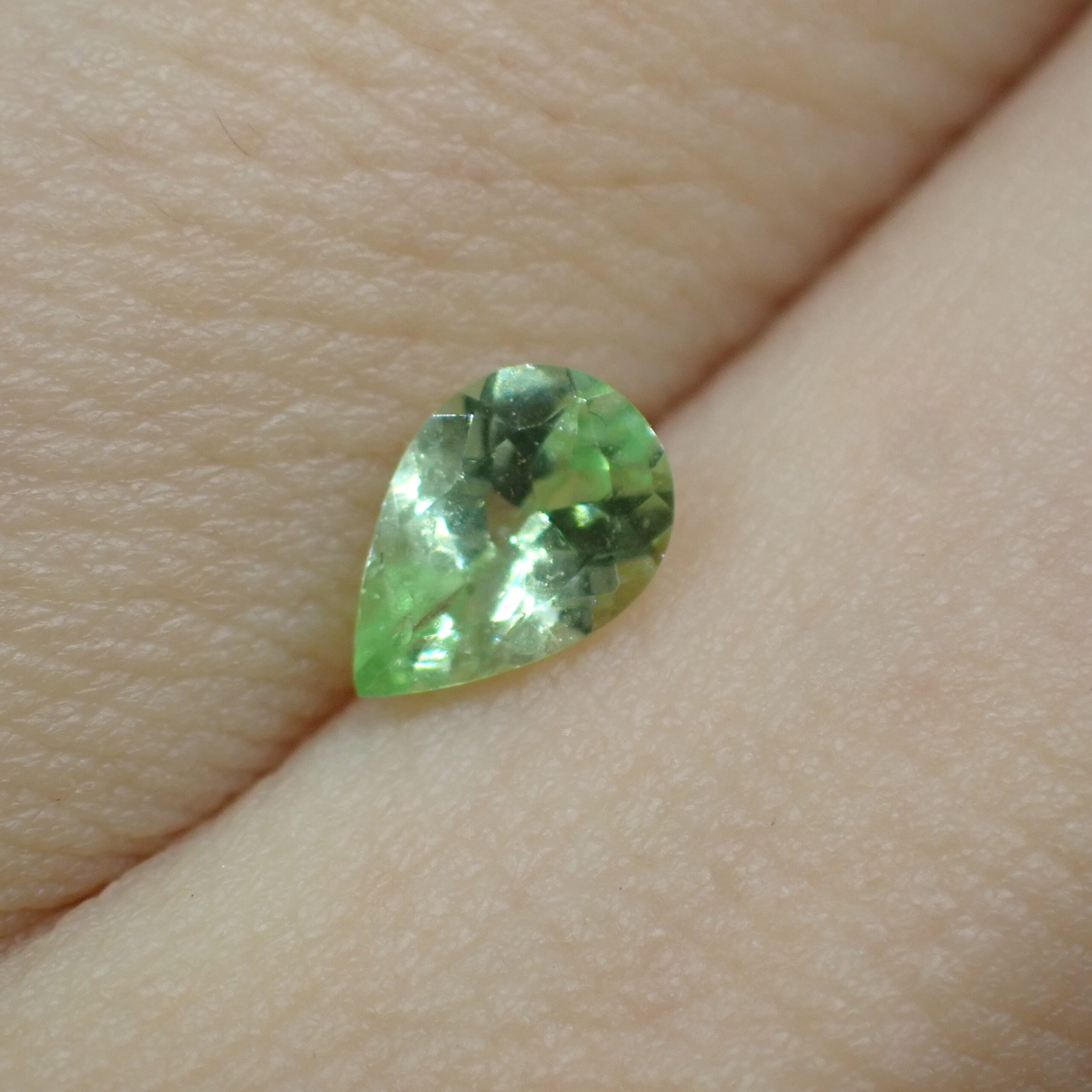 ネオン感◎さわやかなミントガーネット 0.417ct | 宝石つむり
