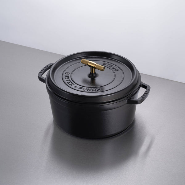 bp_staub_cocotte_28_brass_main