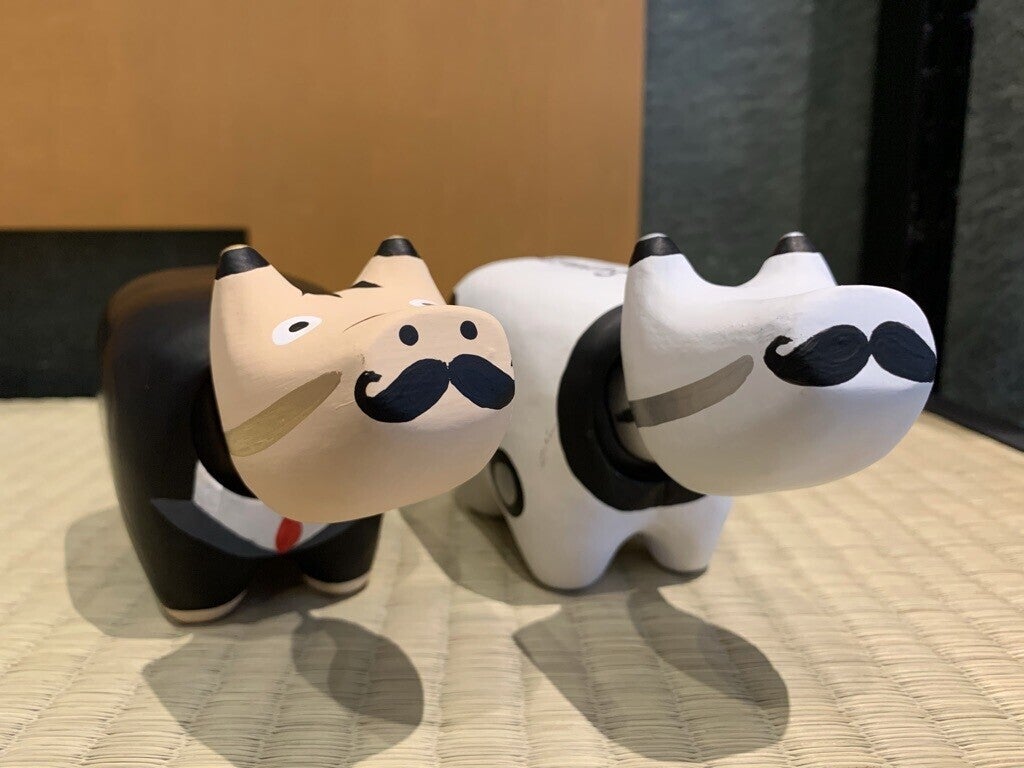 会津の民芸品「赤べこ」から生まれた、美術館の『ひげべこ』。（note