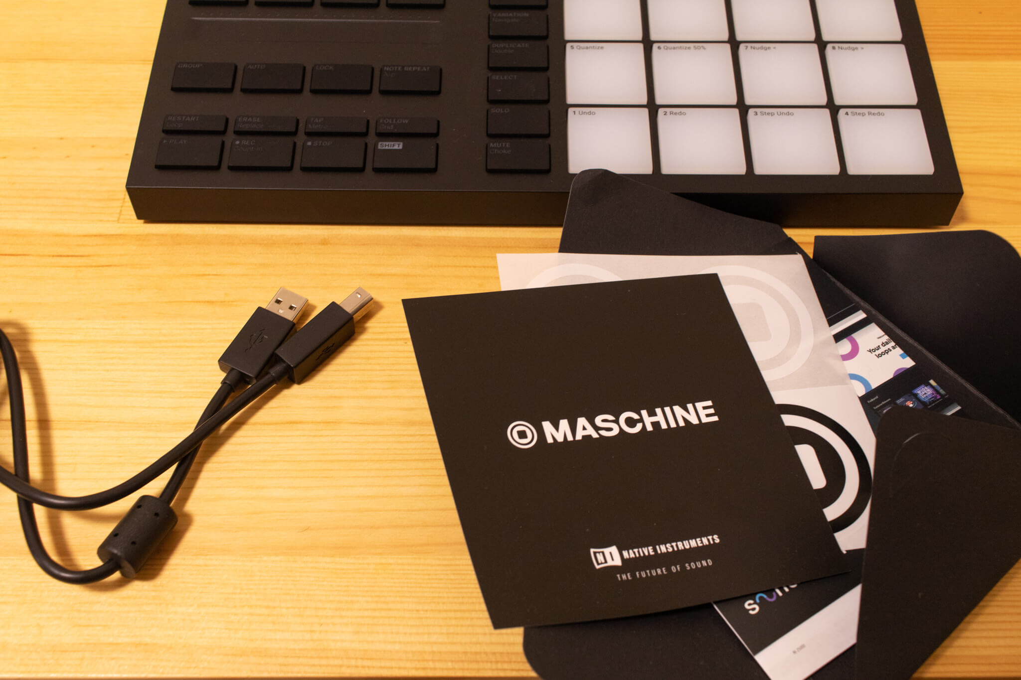 NI MASCHINE Mikro MK3 本体とUSBケーブル NI MASCHINE Mikro MK3 本体