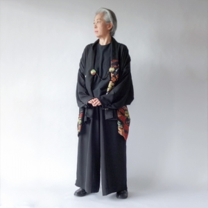 黒留袖着物リメイク/和洋兼用の黒留袖家紋羽織（赤松）共生地
