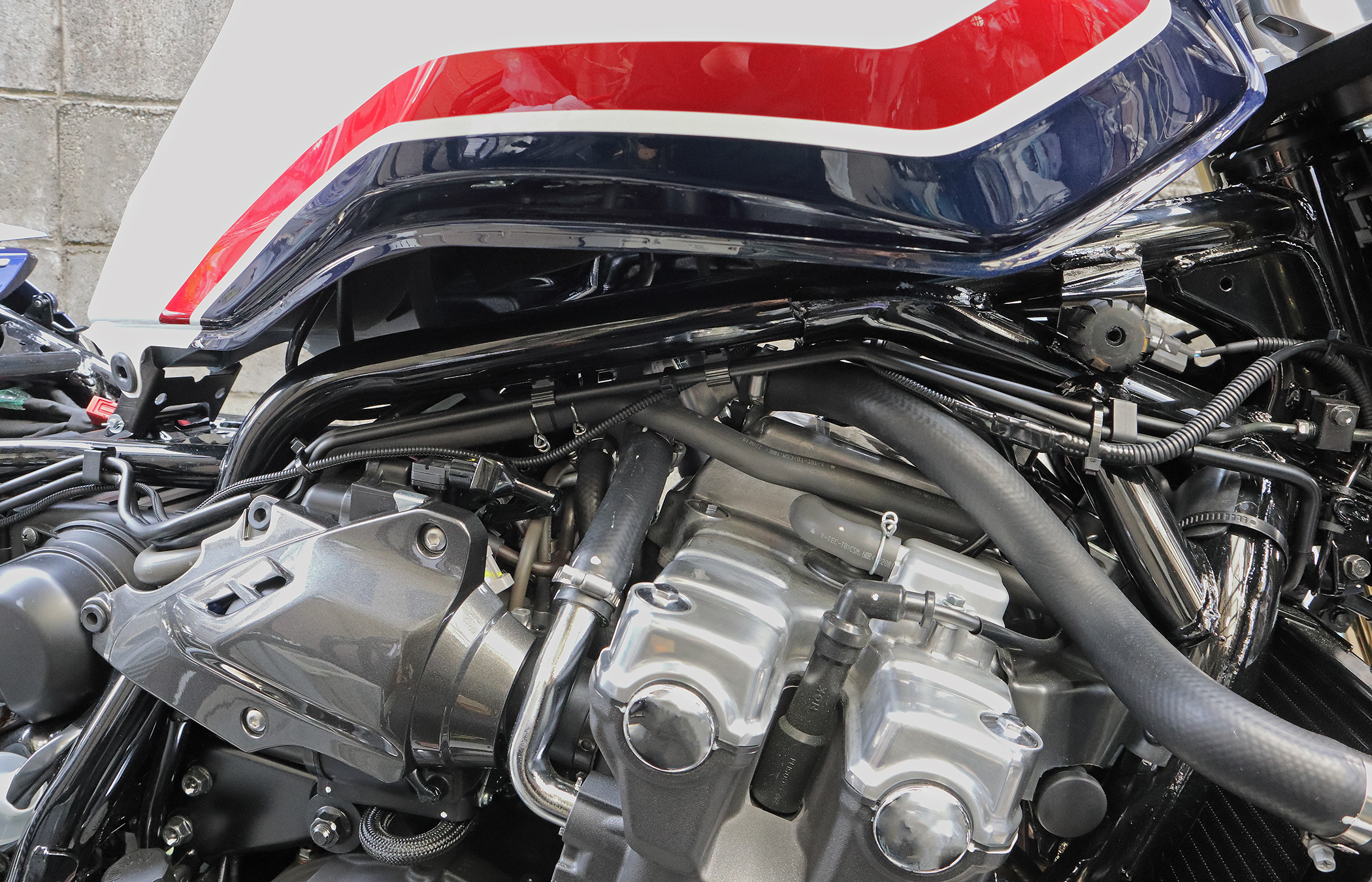 CB1300SF(SC54) 燃料タンクの持ち上げ