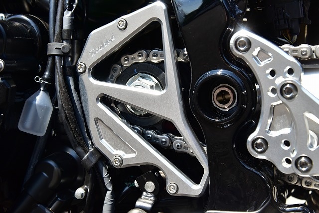 Z900RS（17-26）フロントスプロケットカバー（ブラック/シルバー