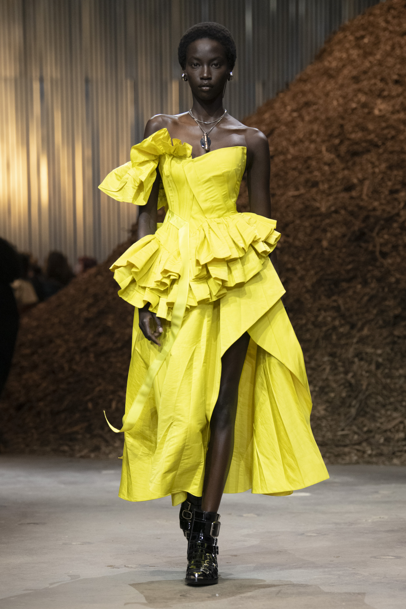 Alexander McQueen RTW Fall 2022 [PHOTOS]
