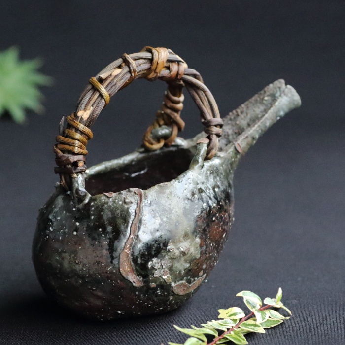 四代山田常山 常滑片口 満容量200ml 登窯焼成 灰被自然釉酒注ぎ 作家