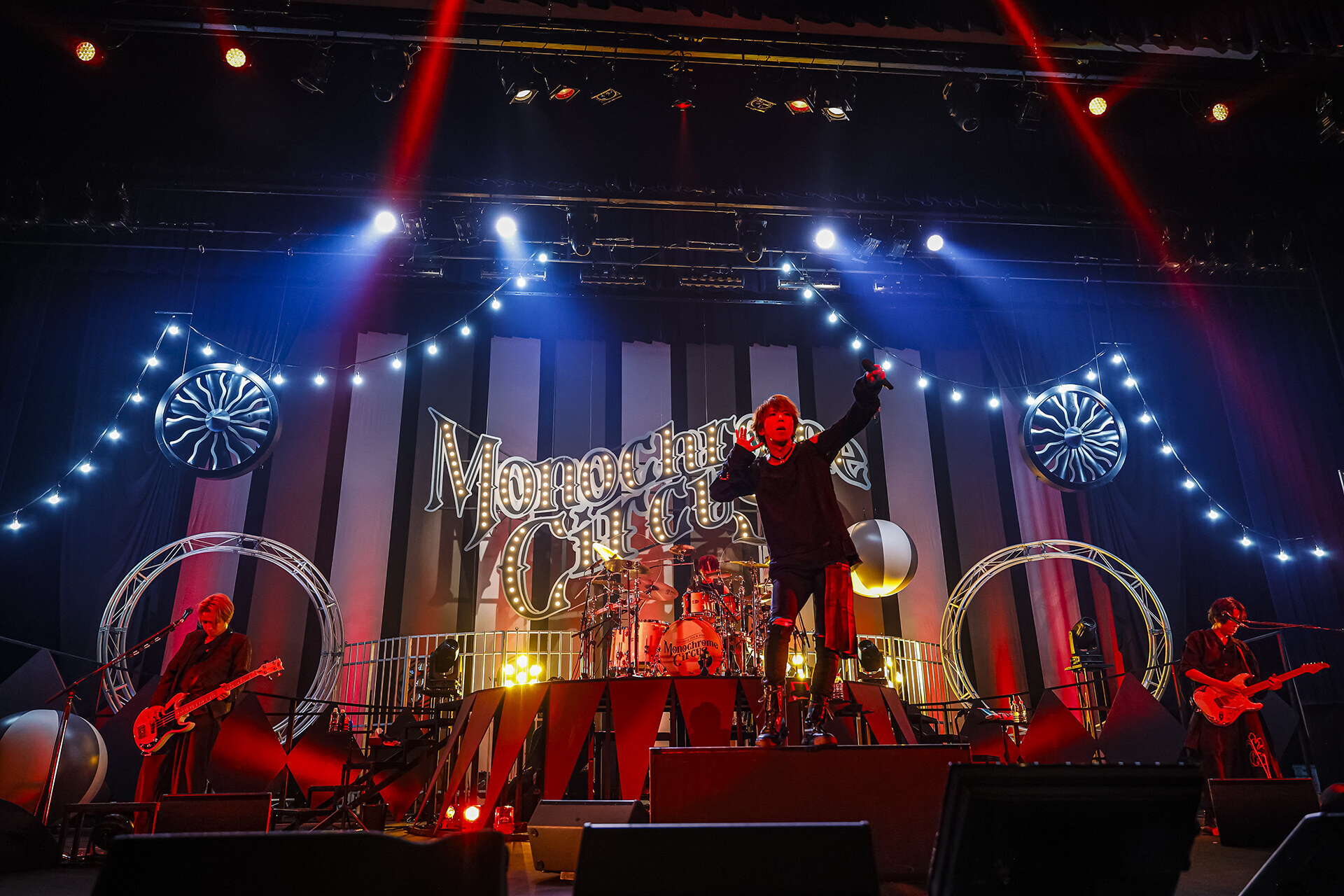 シド、全国ホールツアー「Monochrome Circus」ファイナルを人見記念