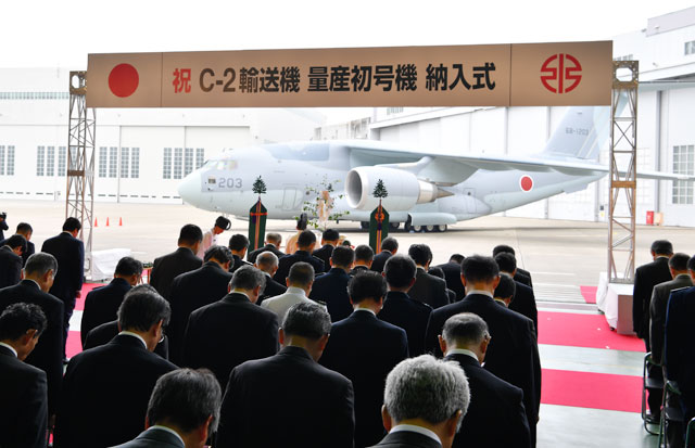 川崎重工、空自に新型輸送機C-2納入 43年ぶり、最大の国産機