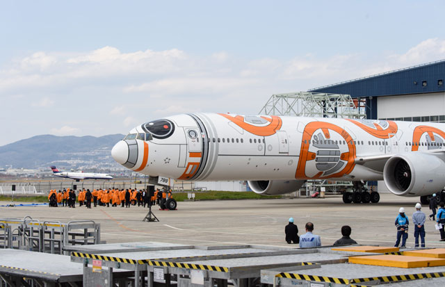 ANA、スター・ウォーズ「BB-8」ジェット披露 28日就航
