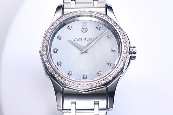 コルム(CORUM) 2024新作 ミニマルな2針ダイアルにダイヤモンドが花を