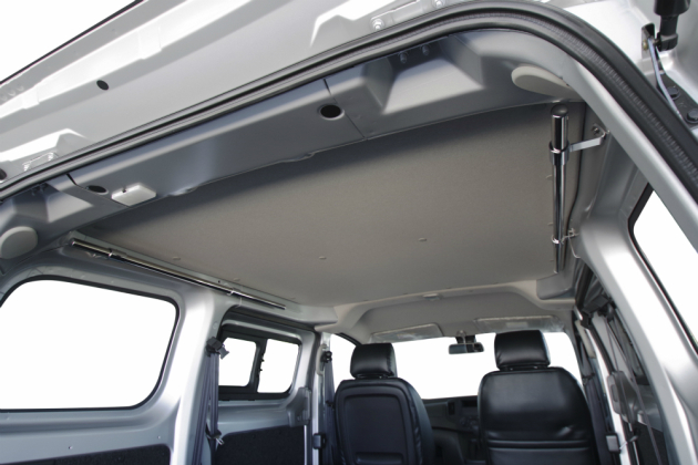 NV200バネット天井にパイプラックを装備！｜トランポ（ハイエース他