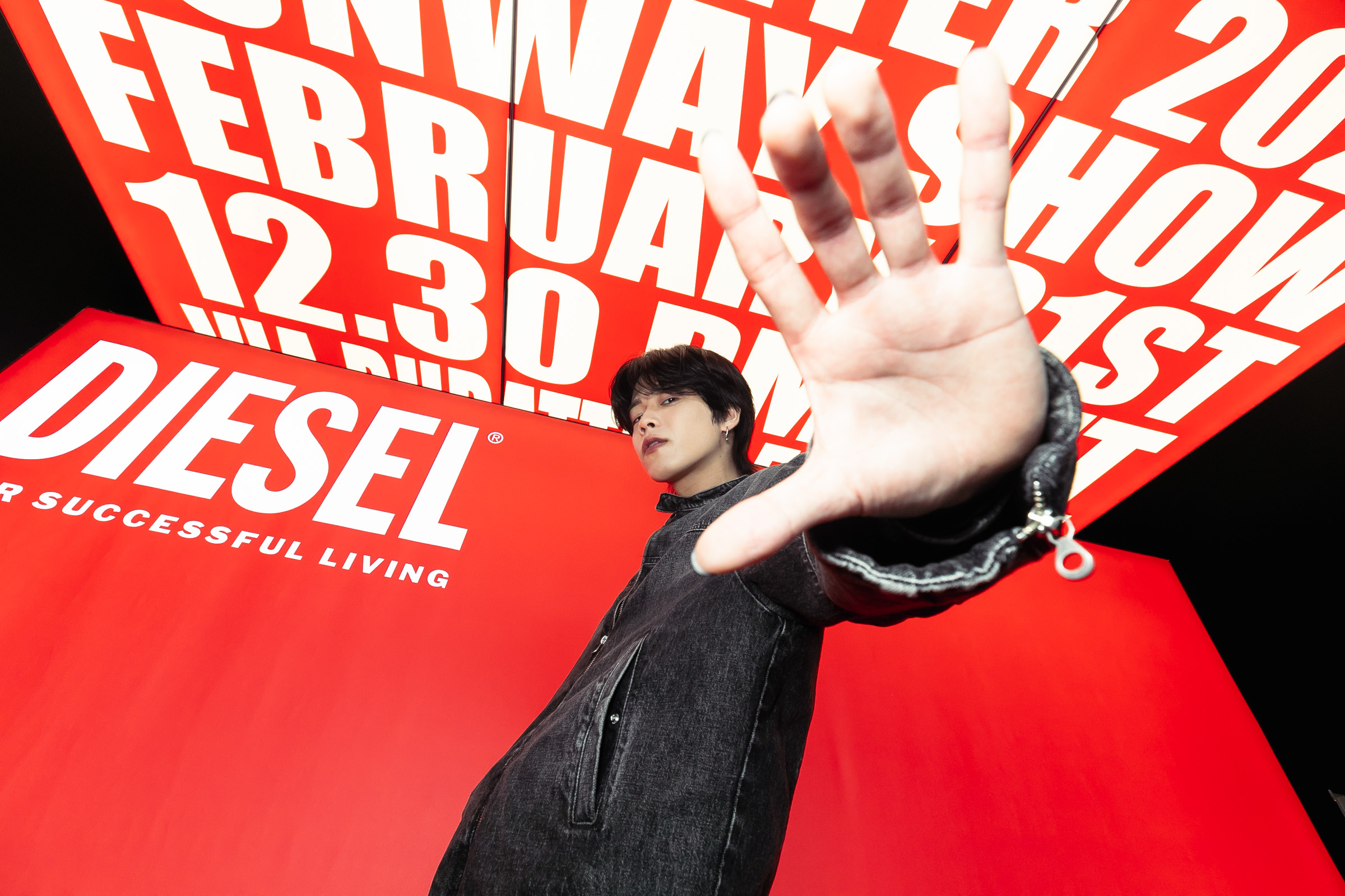 ミラノの街で躍動するDIESEL × コムドットやまと