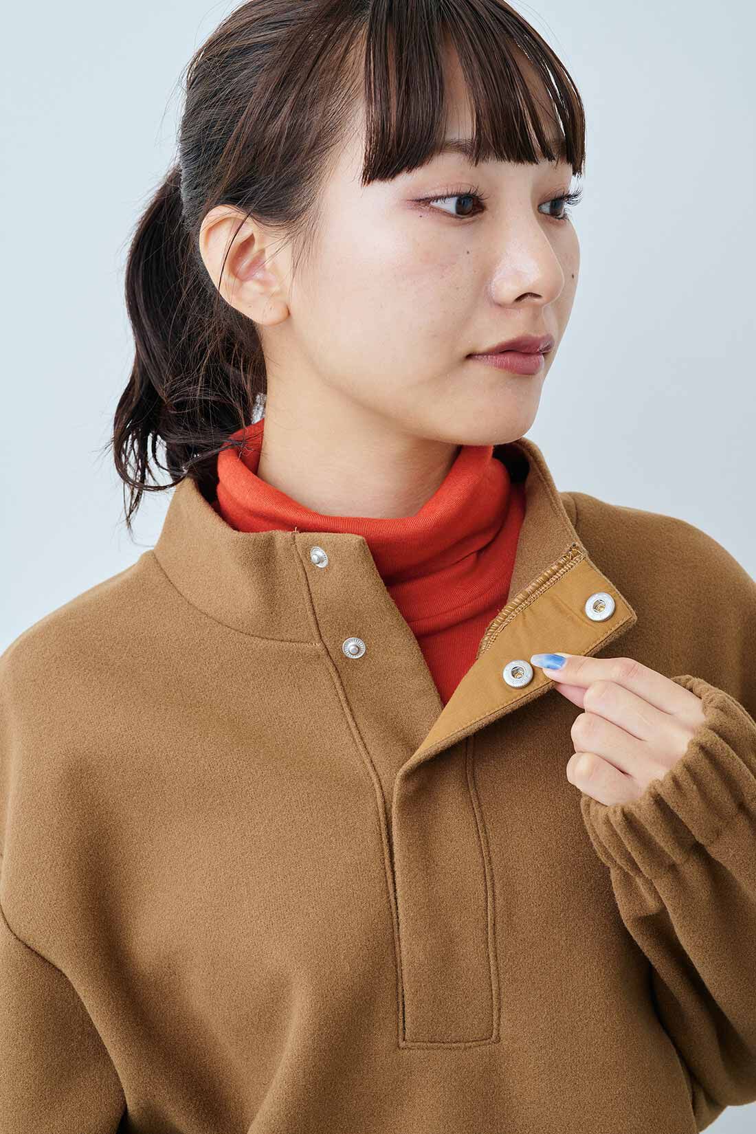 MEDE19F ポリエステルメルトンのボリュームトップス〈キャメルブラウン