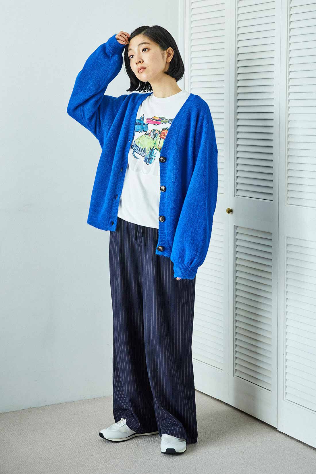 THREE FIFTY STANDARD やわらかタッチのVネックカーディガン〈ロイヤル