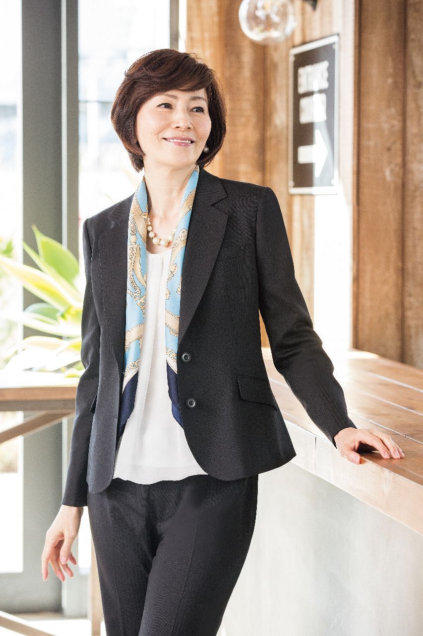 AOKI、40、50代女性向けにスーツ新商品 | 経済 | カナロコ by