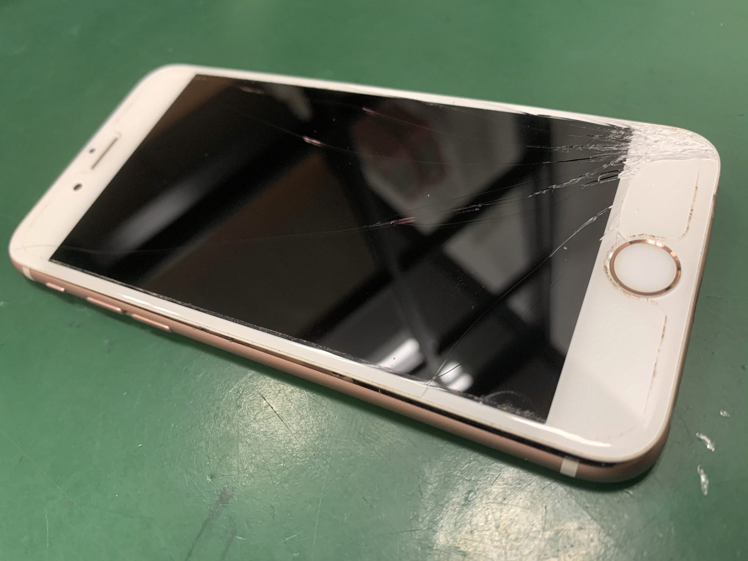 iPhone6s】放っておくとケガしそう！画面が割れたiPhoneの修理をご紹介