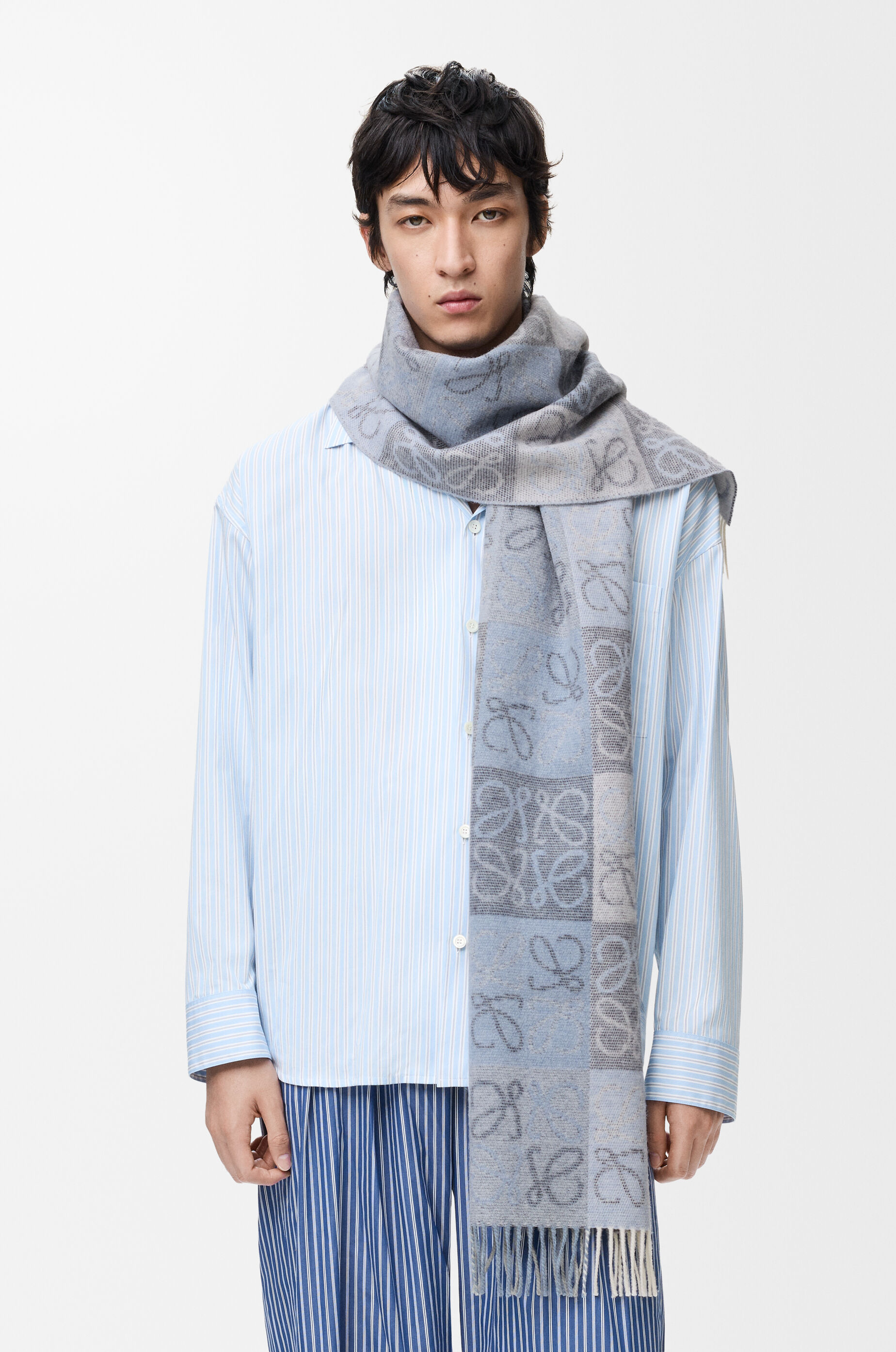 チェッカーボード スカーフ（ウール＆カシミヤ） ブルー - LOEWE Japan