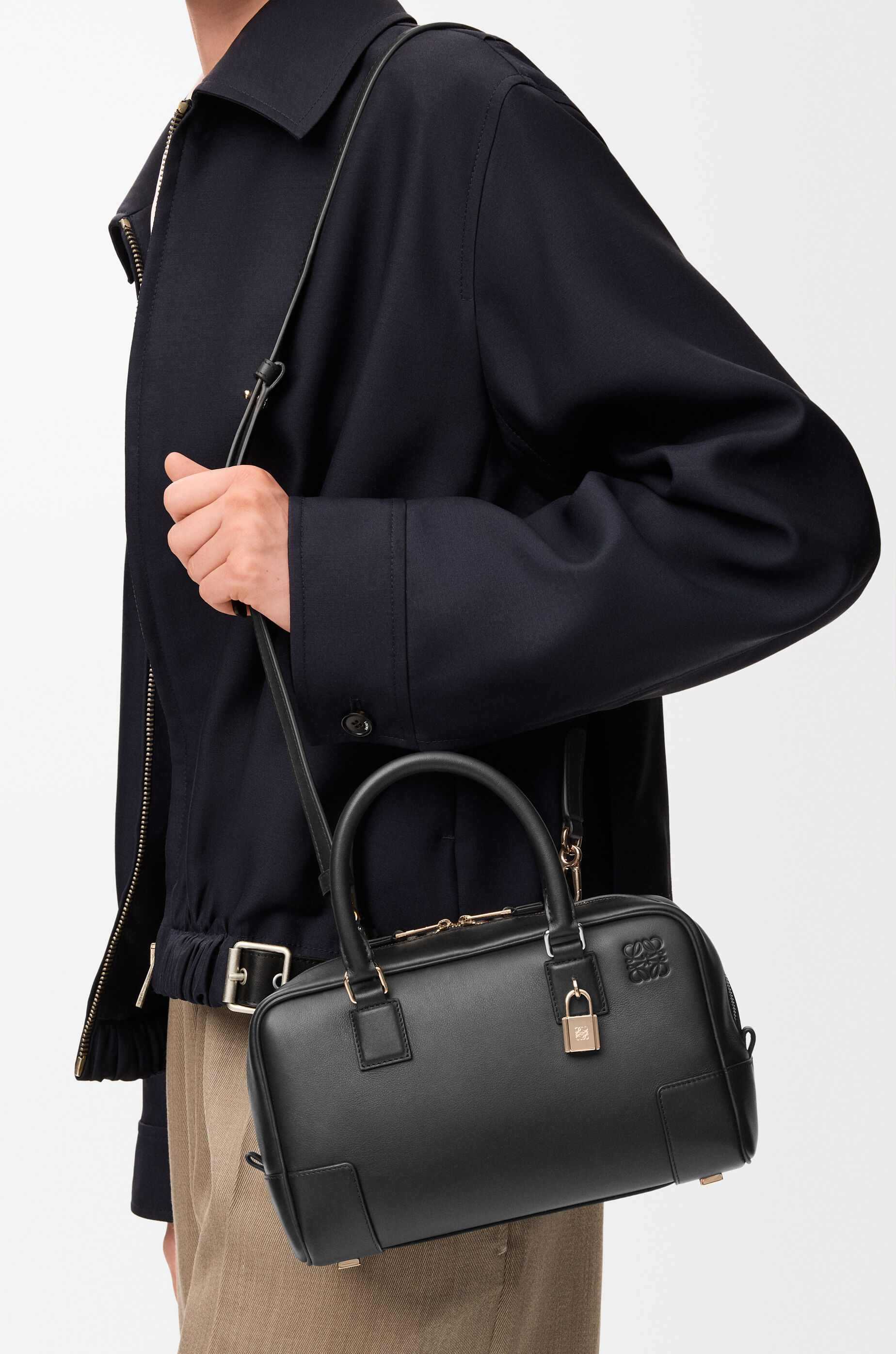 アマソナ23 バッグ（ナパカーフ） ブラック - LOEWE Japan official