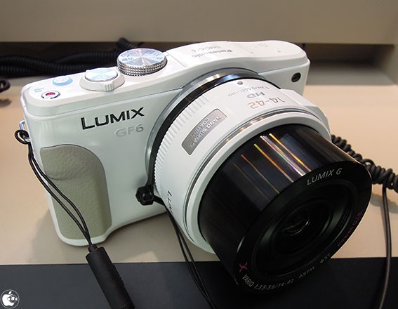 パナソニックのミラーレス一眼デジタルカメラ「LUMIX DMC-GF6」を