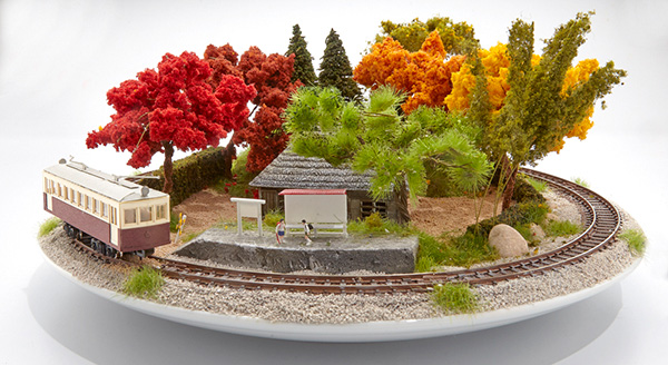 懐かしくも新しい盆栽の情景と鉄道模型ジオラマを融合させた作品が展示
