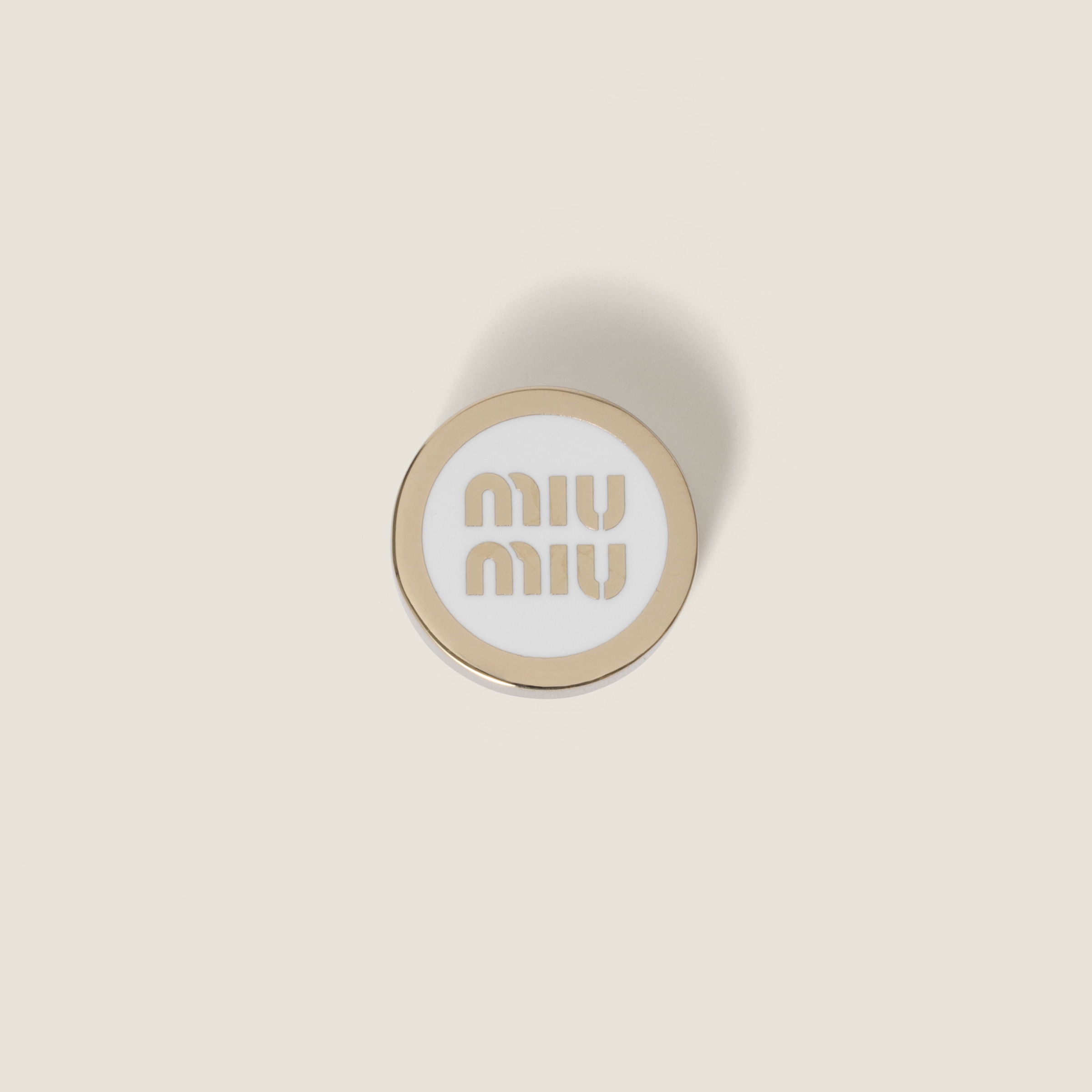 ホワイト エナメルメタル ロゴ ブローチ | Miu Miu